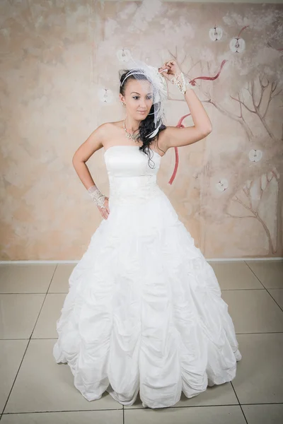 Schöne glückliche Braut in Weiß — Stockfoto