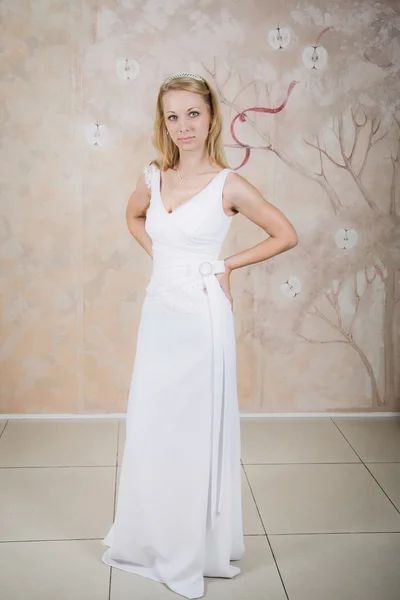 Bella sposa felice in bianco — Foto Stock