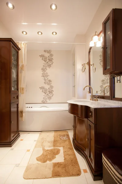 Modernes Badezimmer in hellen Farben — Stockfoto