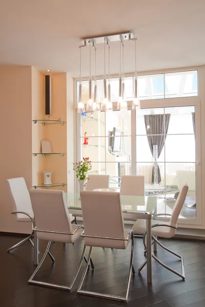 Piękny nowoczesny salon z Sofy trzymiejscowe — Zdjęcie stockowe