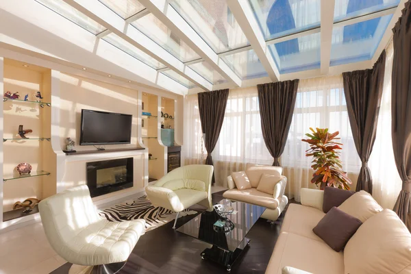 Hermoso salón moderno con sofás suaves —  Fotos de Stock