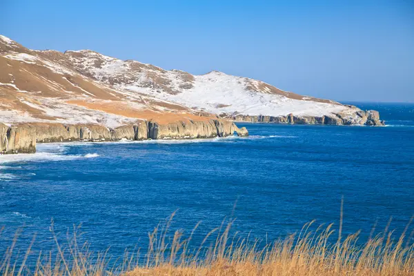 冬の岩が多い海岸 — ストック写真