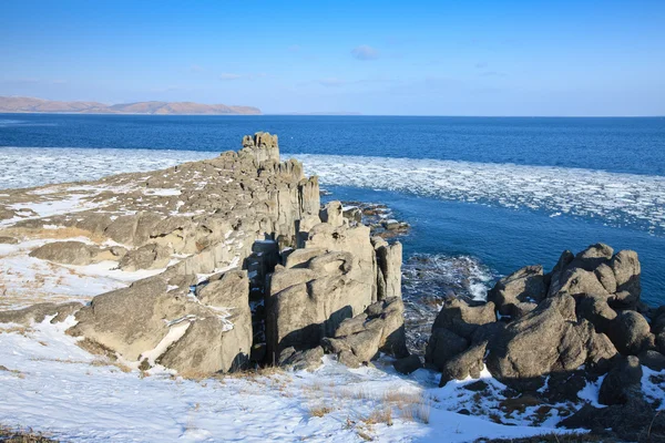 Felsige Küste im Winter — Stockfoto