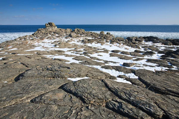 Rotsachtige kust in de winter — Stockfoto