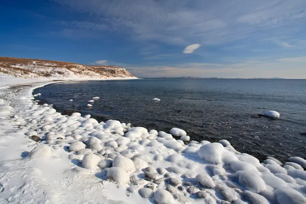 Vacker vik med isiga strand — Stockfoto