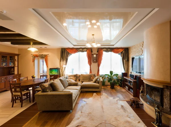 Όμορφο σύγχρονο σαλόνι με καναπέδες μαλακές Royalty Free Εικόνες Αρχείου
