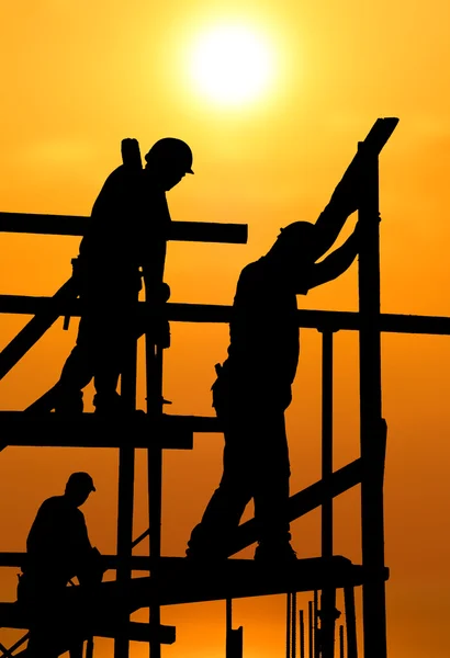 Trabalhadores da construção sob um sol escaldante quente — Fotografia de Stock