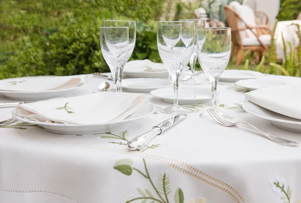 Arranjo de mesa para banquete de jardim — Fotografia de Stock