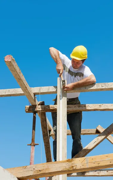 Trabajador de la construcción en andamio — Foto de Stock