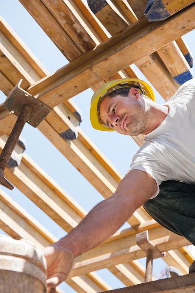 Stavební dělník pod bednění nosníků — Stock fotografie