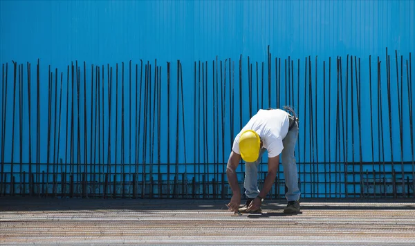 Bouwvakker installeren bindende draden aan stalen staven — Stockfoto