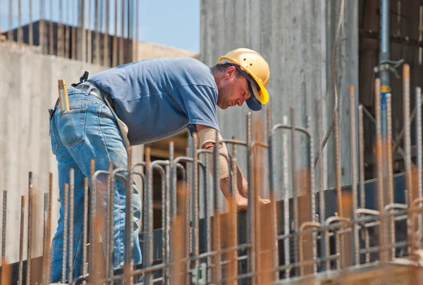 Trabalhador da construção ocupado com quadros de forwork — Fotografia de Stock