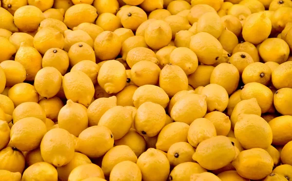 Egy utcai piacon friss bio citrom — Stock Fotó