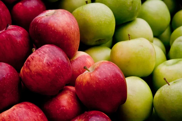 Čerstvá organická červená a zelená jablka — Stock fotografie