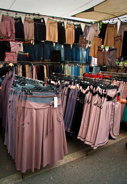 Věšák barevné sukně — Stock fotografie