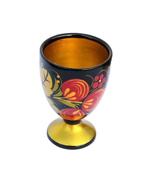 Небольшая деревянная чашка для питья с рисунком, изолированным на белом — стоковое фото