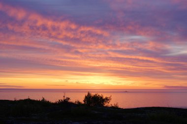 beyaz deniz üzerinde renkli günbatımı