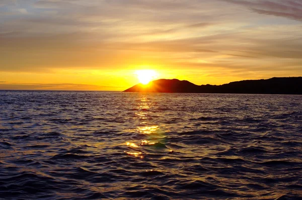 Farbenfroher Sonnenuntergang am weißen Meer — Stockfoto
