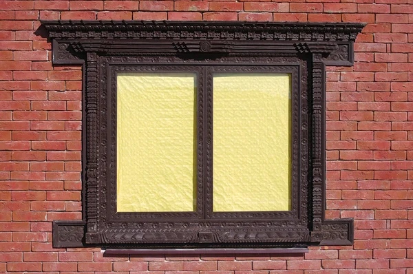 Bakstenen muur en venster met gele blinds — Stockfoto
