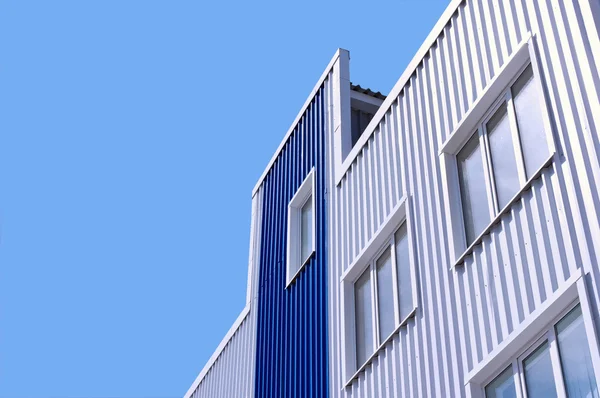 Beyaz ve mavi ofis binası ile Windows