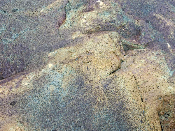 Textura de la superficie de piedra en la costa del mar con signo misterioso — Foto de Stock