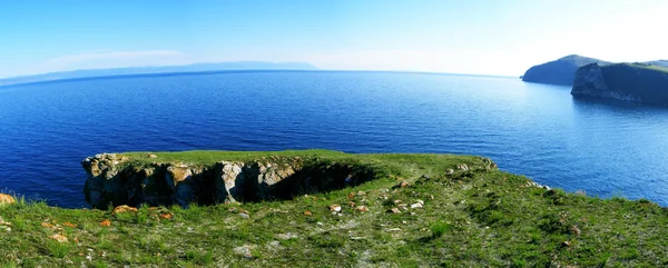 Скелі на березі великого озера — стокове фото