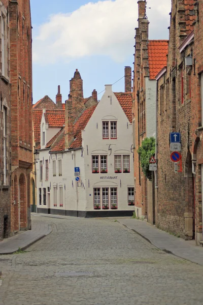 Alte enge Gasse in einer mittelalterlichen Stadt Stockbild