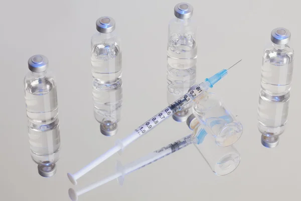 Frascos para injetáveis médicos com seringa — Fotografia de Stock