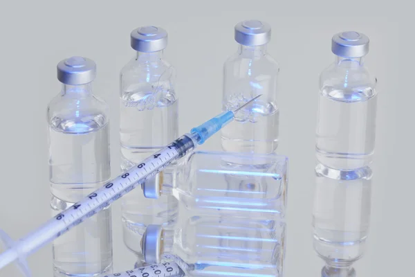 Medicinsk injektionsflaskor med spruta — Stockfoto