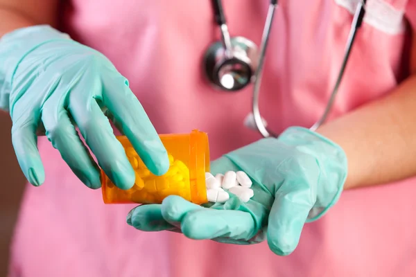 Trabalhador de saúde dispensando medicamentos prescritos — Fotografia de Stock