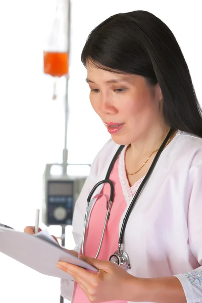 Enfermera atractiva en ambiente clínico — Foto de Stock