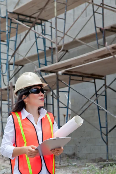 Mujer asiática Inspector en sitio de construcción — Foto de Stock