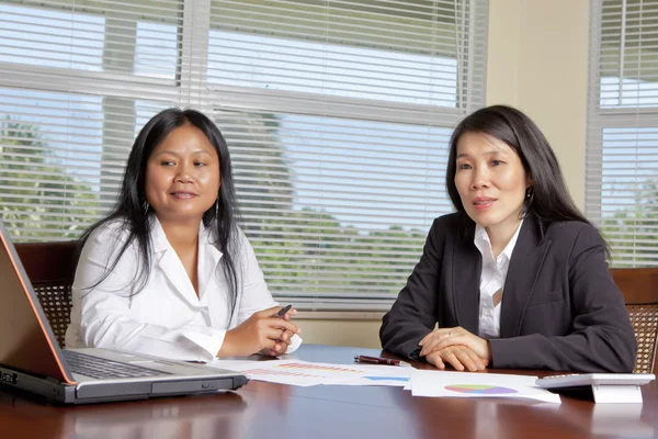 Dos asiático negocios mujeres en escritorio — Foto de Stock