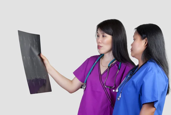 Азиатский доктор просматривает МРТ — стоковое фото