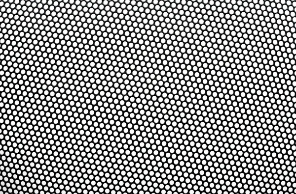 Μαύρο μεταλλικό πλέγμα με γύρο ανοίγματα σε άσπρο φόντο. CL — Φωτογραφία Αρχείου