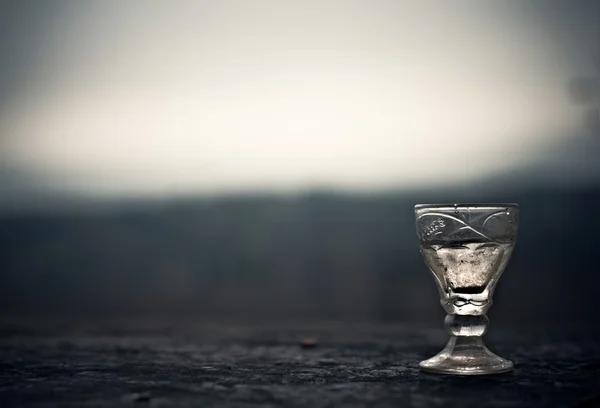 Commemorative glass of vodka at the Russian cemetery unknown sol — Stock Photo, Image
