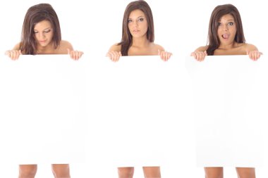 üç kadın boş bir işaret üzerine beyaz izole holding