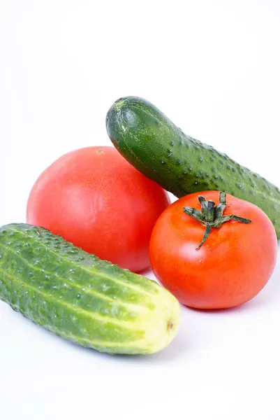 Twee komkommers en twee tomaten — Stockfoto