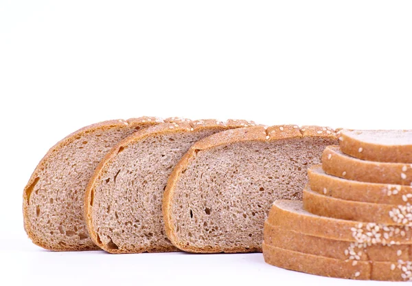 El pan se corta con trozos — Foto de Stock