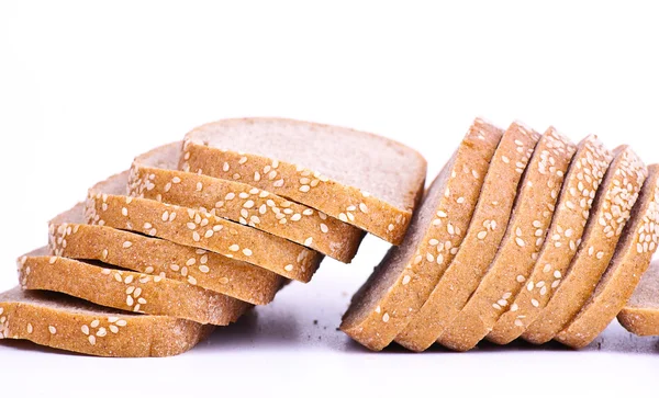 El pan se corta con trozos — Foto de Stock