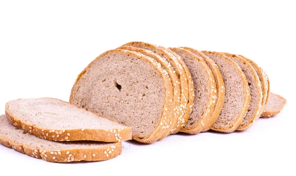 Хлеб разрезан на куски — стоковое фото