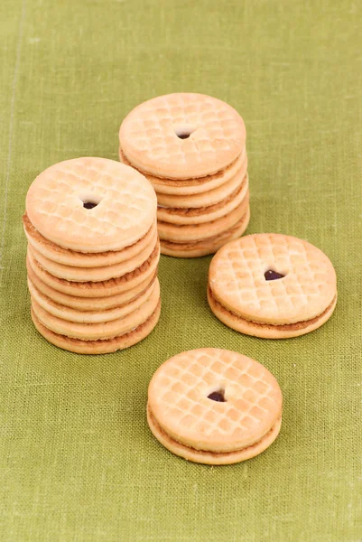 Cookies em fundo verde — Fotografia de Stock
