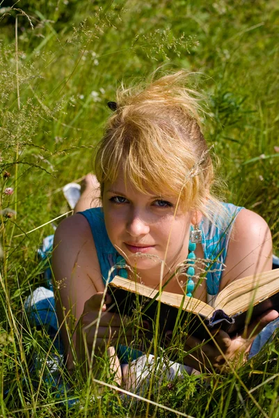 Dziewczyna w trawie z książki — Zdjęcie stockowe