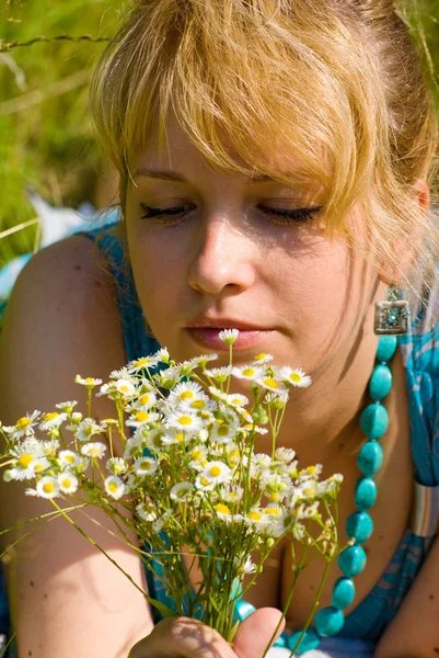 Dívka s květy, heřmánek — Stock fotografie