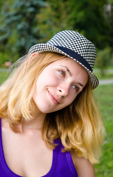 Meisje in hoed — Stockfoto