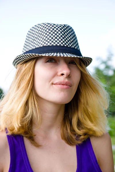 Blond meisje in hoed — Stockfoto