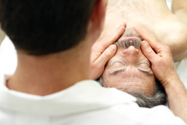 Mannelijke gezicht massage — Stockfoto
