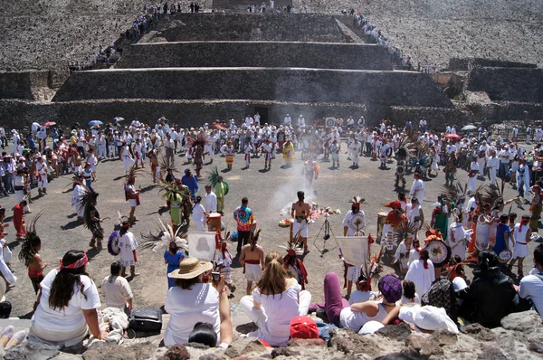 Dance near Sun pyramid — Stock Photo, Image