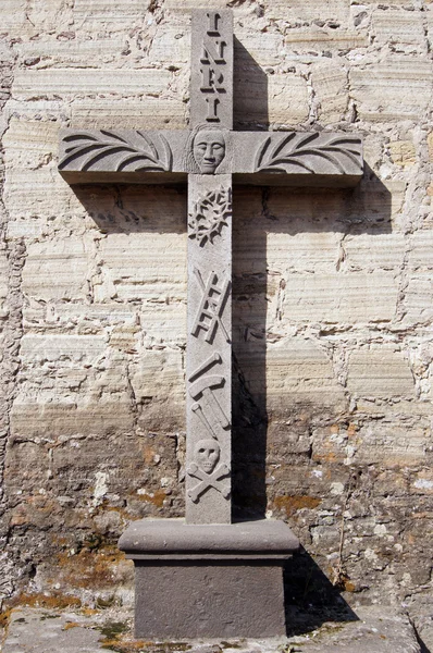 벽 근처 돌 십자가 — 스톡 사진