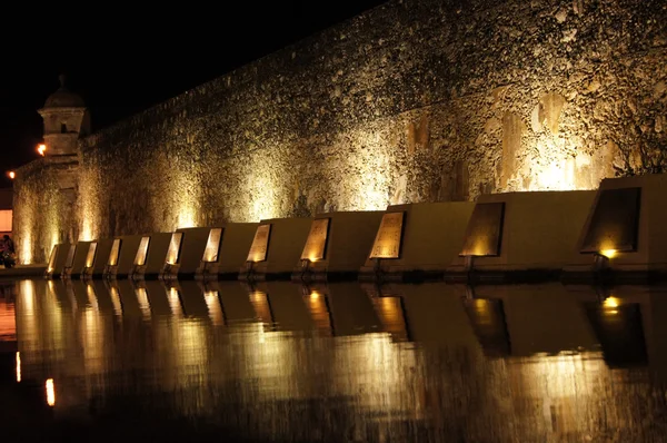 Военный памятник ночью — стоковое фото